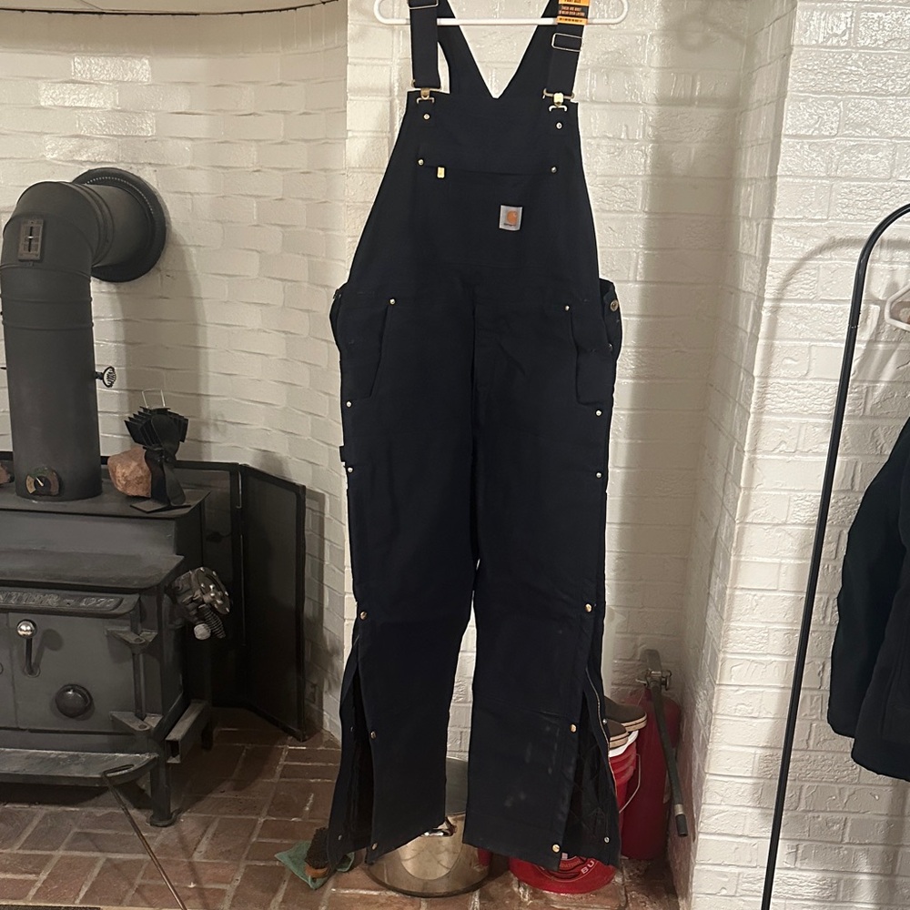 Men’s Carhartt navy blue insulated bibs. Brand new with tags